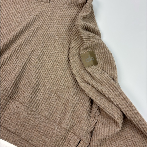 Alo Yoga Muse Sweatshirt. Tan, size Small - Picture 6 of 10